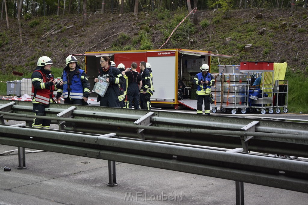 VU Gefahrgut LKW umgestuerzt A 4 Rich Koeln Hoehe AS Gummersbach P124.JPG - Miklos Laubert